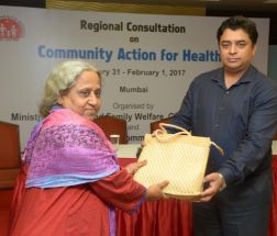 Mr Naveen Jain, Mission Director -NHM, Rajasthan felicitates Ms Shubhada Deshmukh for their exemplenary work